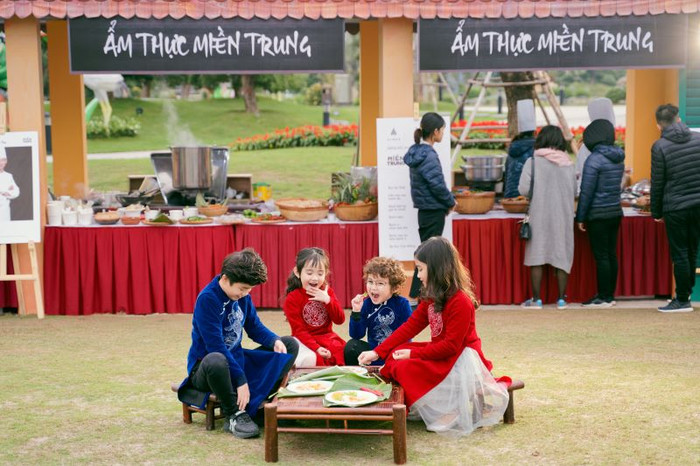 Những cô bé, cậu bé duyên dáng trong tà áo dài của K-Closet vô cùng hào hứng khi lần đầu được nhìn thấy và nếm thử các loại bánh truyền thống Những cô bé, cậu bé duyên dáng trong tà áo dài của K-Closet vô cùng hào hứng khi lần đầu được nhìn thấy và nếm thử các loại bánh truyền thống