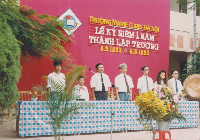 Lễ kỷ niệm 1 năm thành lập Trường Marie Curie, đơn sơ nhưng trang trọng Lễ kỷ niệm 1 năm thành lập Trường Marie Curie, đơn sơ nhưng trang trọng
