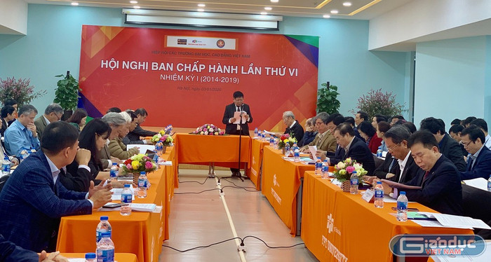 Ngày 3/1/2020, Hiệp hội Các trường đại học, cao đẳng Việt Nam tiến hành Hội nghị Ban Chấp hành lần thứ 6 (nhiệm kỳ 2014-2019) trong đó tổng kết nhiều nội dung quan trọng. (Ảnh: Thùy Linh) Ngày 3/1/2020, Hiệp hội Các trường đại học, cao đẳng Việt Nam tiến hành Hội nghị Ban Chấp hành lần thứ 6 (nhiệm kỳ 2014-2019) trong đó tổng kết nhiều nội dung quan trọng. (Ảnh: Thùy Linh)