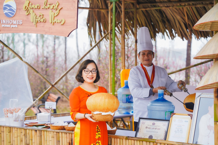 Món xôi chiên phồng lập kỉ lục Guiness thế giới của nghệ nhân Lâm Khanh gây ngạc nhiên cho cư dân tại Vinhomes Ocean Park Món xôi chiên phồng lập kỉ lục Guiness thế giới của nghệ nhân Lâm Khanh gây ngạc nhiên cho cư dân tại Vinhomes Ocean Park