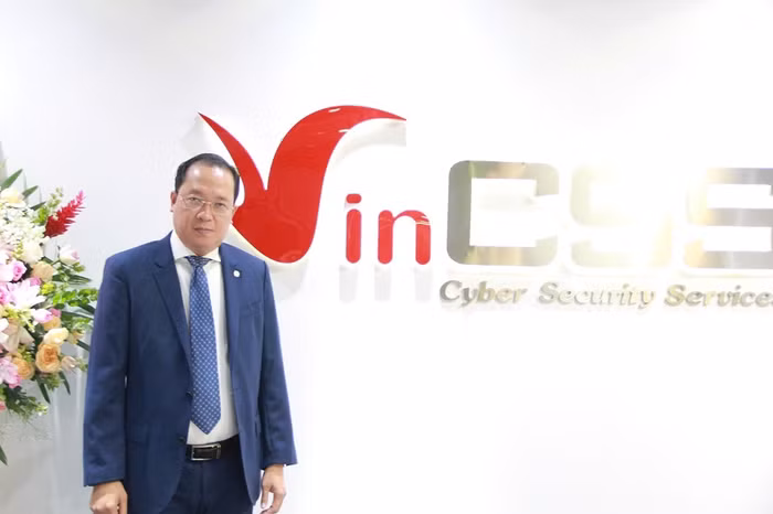 Ông Đỗ Ngọc Duy Trác – Tổng Giám đốc Công ty Trách nhiệm hữu hạn Dịch vụ An ninh mạng VinCSS (Tập đoàn Vingroup) cho biết: Sản phẩm đầu tiên của VinCSS FIDO2 Authenticator là phiên bản USB sẽ ra mắt năm 2020. Ông Đỗ Ngọc Duy Trác – Tổng Giám đốc Công ty Trách nhiệm hữu hạn Dịch vụ An ninh mạng VinCSS (Tập đoàn Vingroup) cho biết: Sản phẩm đầu tiên của VinCSS FIDO2 Authenticator là phiên bản USB sẽ ra mắt năm 2020.