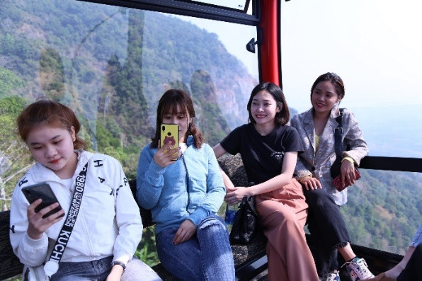 Các bạn trẻ vui vẻ “check in” trên cáp treo lên đỉnh núi Bà Đen. Các bạn trẻ vui vẻ “check in” trên cáp treo lên đỉnh núi Bà Đen.