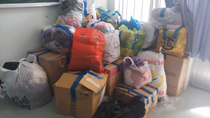 Hơn 300 bộ quần áo đã sẵn sàng để tặng cho người nghèo Hơn 300 bộ quần áo đã sẵn sàng để tặng cho người nghèo