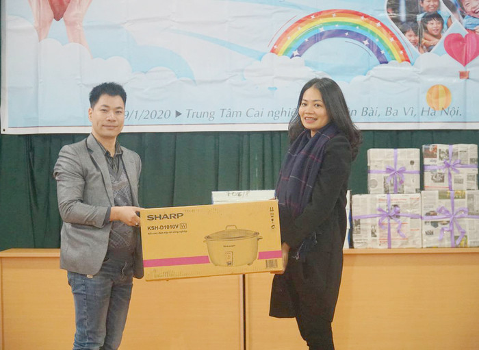 Sáng kiến đã trao tặng 1 nồi cơm điện và 384 ly sữa tươi cho các em nhỏ có hoàn cảnh đặc biệt tại Trung tâm. Đánh giá về ý nghĩa hoạt động này, bà Đào Thị Huyền, Trưởng phòng chăm sóc trẻ đặc biệt cho biết “Các bạn sinh viên DynaGen rất nhiệt tình, trách nhiệm. Các bạn ấy đã tổ chức chương trình thật sự ý nghĩa, thành công với các bé” Sáng kiến đã trao tặng 1 nồi cơm điện và 384 ly sữa tươi cho các em nhỏ có hoàn cảnh đặc biệt tại Trung tâm. Đánh giá về ý nghĩa hoạt động này, bà Đào Thị Huyền, Trưởng phòng chăm sóc trẻ đặc biệt cho biết “Các bạn sinh viên DynaGen rất nhiệt tình, trách nhiệm. Các bạn ấy đã tổ chức chương trình thật sự ý nghĩa, thành công với các bé”