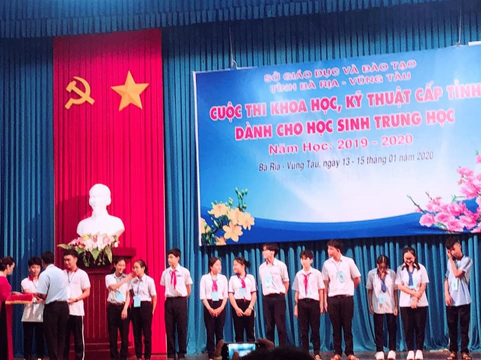 Học sinh nhận giấy chứng nhận đạt giải sau cuộc thi Học sinh nhận giấy chứng nhận đạt giải sau cuộc thi