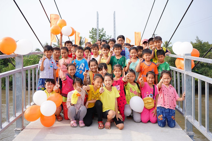 Niềm vui của các em nhỏ trên cây cầu mới hoàn thành Niềm vui của các em nhỏ trên cây cầu mới hoàn thành