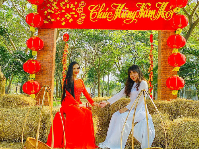 Cô giáo Hà Diệu Thúy - giáo viên lãnh đội tuyển Địa lý cùng Hoàng Ngọc Mỹ Tiên trước thềm năm mới 2020 Cô giáo Hà Diệu Thúy - giáo viên lãnh đội tuyển Địa lý cùng Hoàng Ngọc Mỹ Tiên trước thềm năm mới 2020