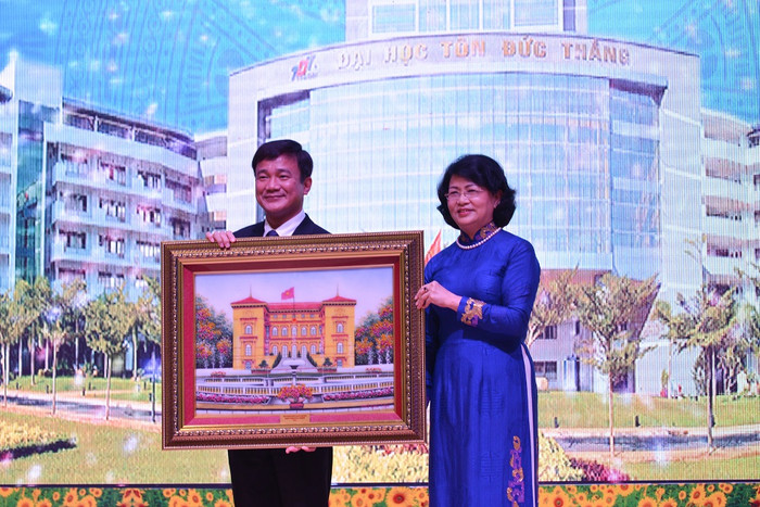 Ngày 23/09/2017, Đại học Tôn Đức Thắng vinh dự đón tiếp Phó Chủ tịch nước Đặng Thị Ngọc Thịnh đến thăm và dự Lễ kỷ niệm 20 năm thành lập Trường Ngày 23/09/2017, Đại học Tôn Đức Thắng vinh dự đón tiếp Phó Chủ tịch nước Đặng Thị Ngọc Thịnh đến thăm và dự Lễ kỷ niệm 20 năm thành lập Trường