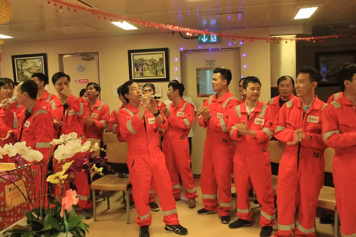 Cán bộ liên hoan văn nghệ.