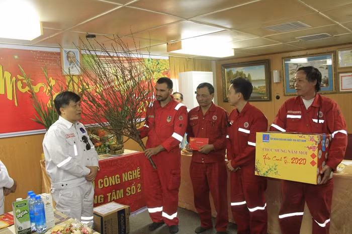 Lãnh đạo PVN tặng quà cán bộ công nhân viên giàn công nghệ thông tin số 2.