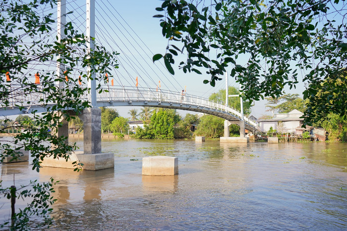 Chiếc cầu mới vững chắc vươn mình qua dòng kênh 28 Chiếc cầu mới vững chắc vươn mình qua dòng kênh 28