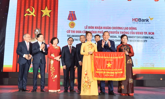 Ông Trương Hoà Bình - Phó Thủ tướng thường trực Chính Phủ nước CHXHCN Việt Nam trao Cờ thi đua của Chính phủ cho Ban Lãnh đạo HDBank.