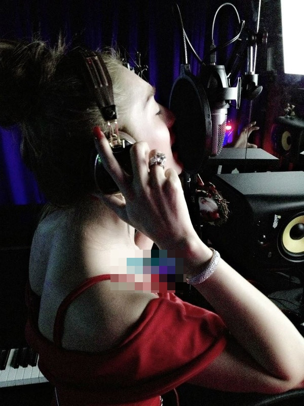 Sau khi chuyển giới, cái tên Khanh Chi Lâm bỗng hot chưa từng thấy. Cô khiến mọi người thêm phần chú ý bởi thân hình đẹp, nhan sắc mặn mà. Và ngay cả khi không trang điểm, Khanh Chi Lâm vẫn quyến rũ 'chết người'. Sau khi chuyển giới, cái tên Khanh Chi Lâm bỗng hot chưa từng thấy. Cô khiến mọi người thêm phần chú ý bởi thân hình đẹp, nhan sắc mặn mà. Và ngay cả khi không trang điểm, Khanh Chi Lâm vẫn quyến rũ 'chết người'.