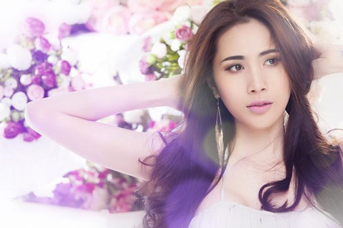 Nhưng giờ đây là khuôn mặt trái xoan nhỏ nhắn, mũi cao, cằm thon.