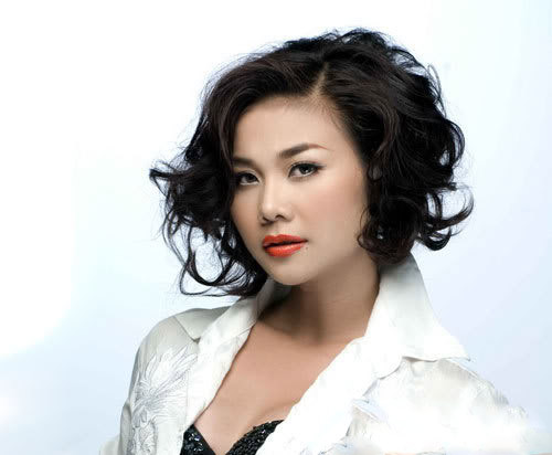 Bí quyết cho những kiểu xoăn ngắn trẻ trung của Thanh Hằng chính là tạo những lọn tóc xoăn cỡ lớn