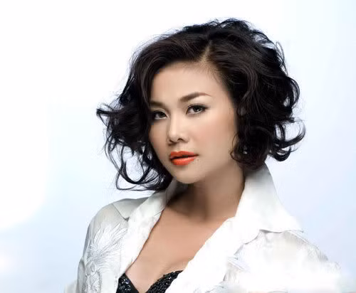 Bí quyết cho những kiểu xoăn ngắn trẻ trung của Thanh Hằng chính là tạo những lọn tóc xoăn cỡ lớn