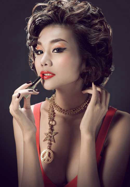 Tuy nhiên, khi cần biểu cảm trong những shoot hình thời trang thì cô cũng khá thành công với kiểu trang điểm ấn tượng. Có lẽ cũng nhờ gương mặt vô cùng sắc nét mà tóc xoăn ngắn cổ điển không hề khiến siêu mẫu bị già hơn tuổi.