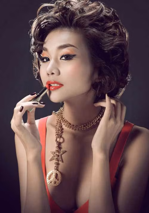 Tuy nhiên, khi cần biểu cảm trong những shoot hình thời trang thì cô cũng khá thành công với kiểu trang điểm ấn tượng. Có lẽ cũng nhờ gương mặt vô cùng sắc nét mà tóc xoăn ngắn cổ điển không hề khiến siêu mẫu bị già hơn tuổi.