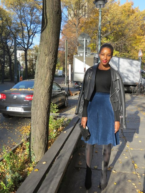 Cá tính khi kết hợp chân váy nhung xòe với áo da.