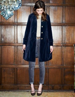 Áo vest nhung sẫm màu nhưng vẫn giữ được sự trẻ trung khi mặc cùng skinny jeans.