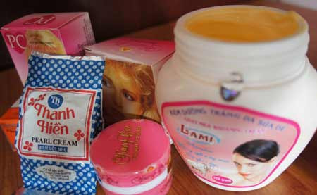 Kem trộn các loại được nhiều bạn gái trẻ ưa chuộng vì tác dụng làm trắng cấp tốc, giá rẻ như bèo. Kem trộn các loại được nhiều bạn gái trẻ ưa chuộng vì tác dụng làm trắng cấp tốc, giá rẻ như bèo.