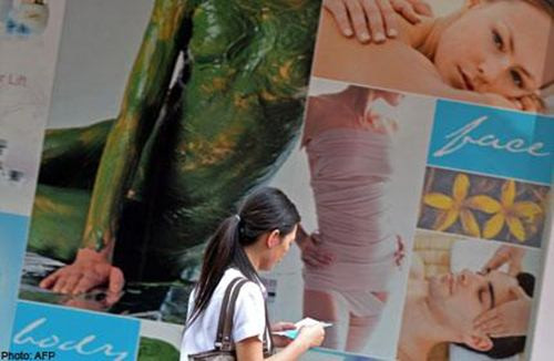 Không chỉ phụ nữ mà cả đàn ông Thái Lan cũng "nghiện" đi thẩm mỹ, bất chấp phương pháp đó có kỳ quái và đau đớn như thế nào.