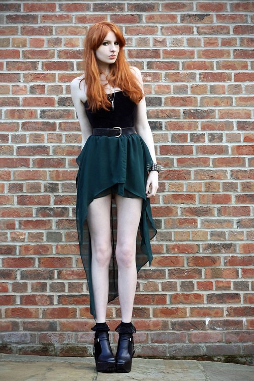 Áo quây nhung kết hợp với chân váy mullet cho những buổi gặp gỡ bạn bè