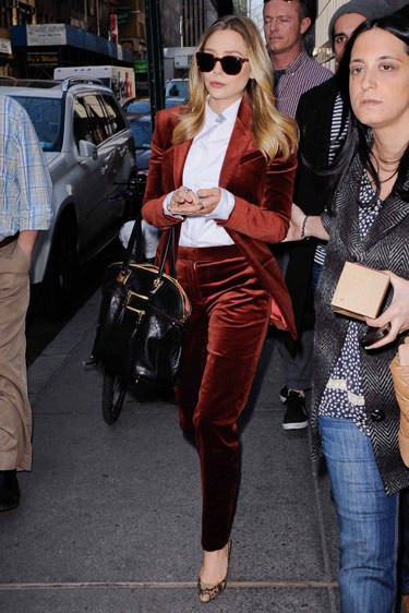 Dù mặc cả một cây nhung, các cô gái vẫn hoàn toàn trẻ trung thanh lịch khi kết hợp với sơ mi trắng, mang giầy cao gót họa tiết da rắn và chiếc túi da bóng sành điệu.