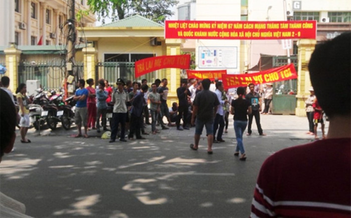 Người nhà nạn nhân tập trung phản đối trước cổng BV Phụ sản Trung ương Ảnh: P. Anh Người nhà nạn nhân tập trung phản đối trước cổng BV Phụ sản Trung ương Ảnh: P. Anh