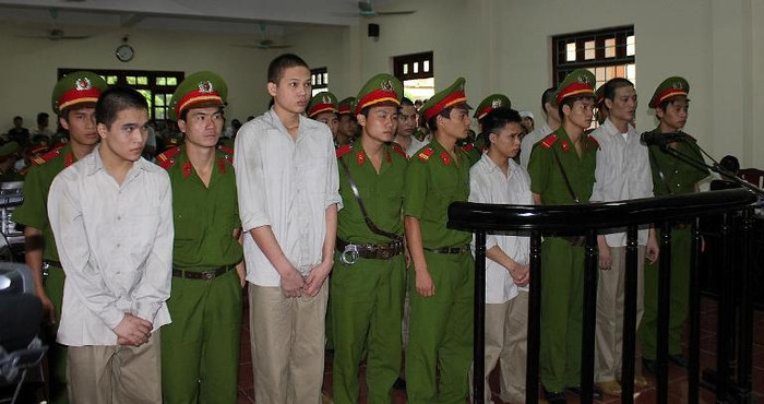 Các hung thủ trong vụ "quan tài diễu phố" tại phiên tòa xét xử Các hung thủ trong vụ "quan tài diễu phố" tại phiên tòa xét xử