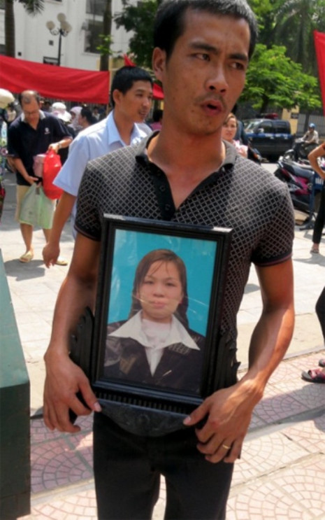 Người nhà cầm ảnh chị Hằng phản đối Bệnh viện Phụ sản Trung ương sau ca tử vong của chị. Ảnh: P. Anh. Người nhà cầm ảnh chị Hằng phản đối Bệnh viện Phụ sản Trung ương sau ca tử vong của chị. Ảnh: P. Anh.