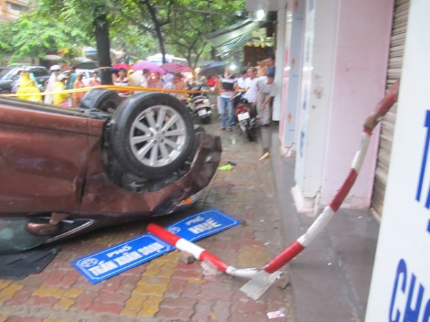 Chiếc xe ô tô ngửa 4 bánh sau khi gây tai nạn. Chiếc xe ô tô ngửa 4 bánh sau khi gây tai nạn.