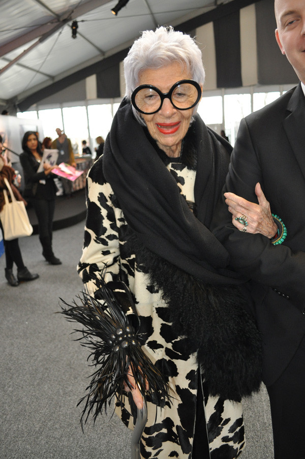 Một trong những bộ cánh ít màu hiếm hoi của bà cụ Một trong những bộ cánh ít màu hiếm hoi của bà cụ