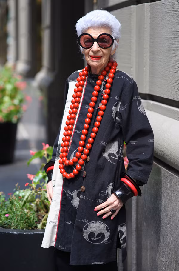 Tự nhận mình là "ngôi sao già", song dường như những bộ cánh của “tín đồ lớn tuổi” Iris Apfel lại lại có phần sôi nổi và tươi trẻ hơn khối cô gái.