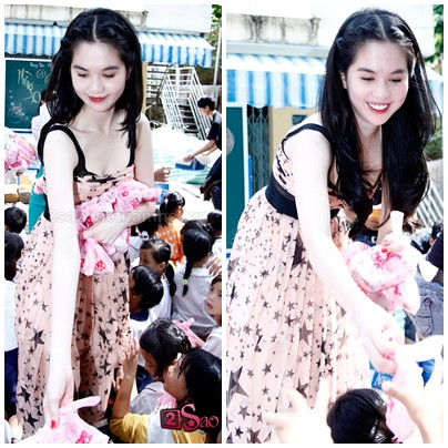 May mà 'nữ hoàng nội y' còn thường xuyên sử dụng gam màu make-up tươi tắn để làm 'bớt sợ' nước da trắng toát này. May mà 'nữ hoàng nội y' còn thường xuyên sử dụng gam màu make-up tươi tắn để làm 'bớt sợ' nước da trắng toát này.