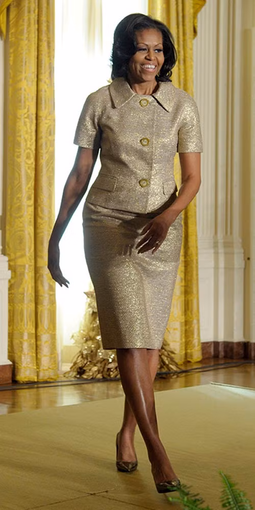 Những bộ váy mà đệ nhất phu nhân lựa chọn thường có kiểu dáng rất kín đáo và thanh lịch. Nhưng đặc biệt chúng thường có màu sắc rất bắt mắt