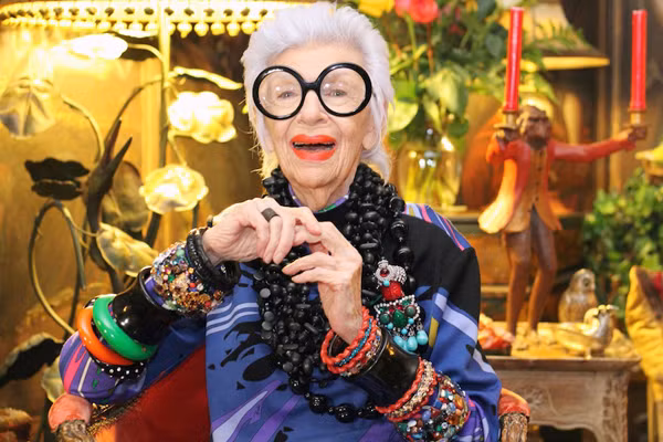 Nếu tinh mắt sẽ để ý thấy cụ bà Iris phối màu rất nhịp nhàng và thông minh, không tạo cảm giác "tức mắt". Những món phụ kiện trên người cũng vậy, nó luôn phát huy tối đa tác dụng làm tôn triệt để nét đẹp của trang phục và chủ nhân.