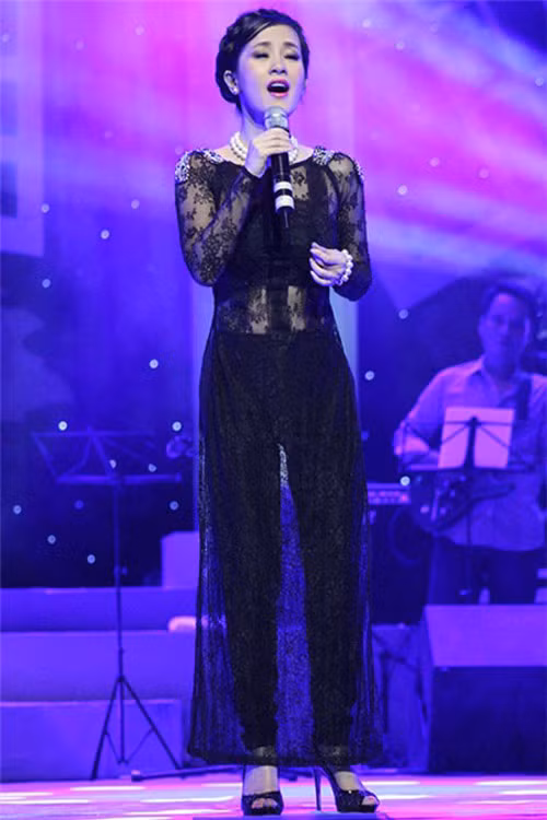 Chất liệu xuyên thấu được sử dụng cho áo dài làm xấu đi nét kín đáo, tinh tế vốn có