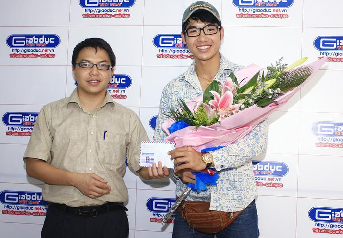 Ông Phan Hồng Sơn - Phó tổng biên tập Báo Giáo dục Việt Nam nhận số tiền từ Nam Thành gửi tặng quỹ từ thiện Tấm lòng Việt Nam. Ông Phan Hồng Sơn - Phó tổng biên tập Báo Giáo dục Việt Nam nhận số tiền từ Nam Thành gửi tặng quỹ từ thiện Tấm lòng Việt Nam.