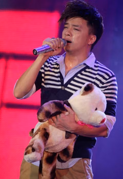 Tiết mục trình diễn đẫm lệ đang gây xôn xao dư luận của Cao Thái Sơn đã bị tố là hát nhép, càng làm nặng thêm nghi án chàng ca sĩ này “diễn tuồng” khóc lóc trên sóng truyền hình.