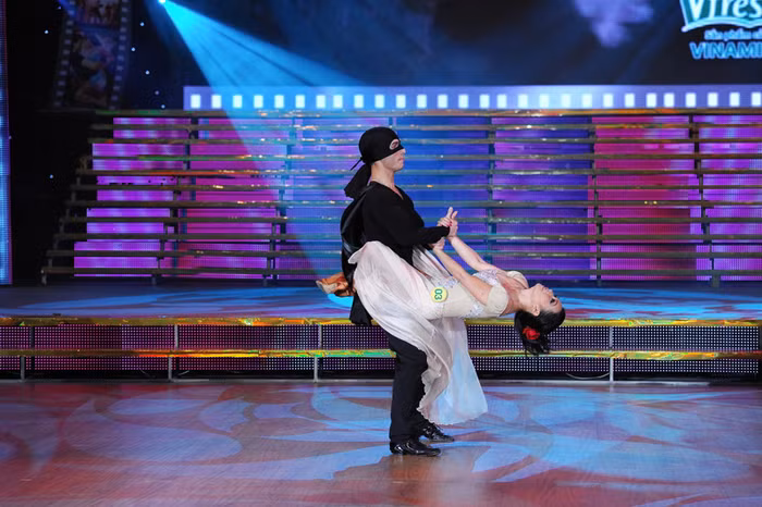 Tiết mục của Phương Thanh còn khiến Chí Anh nhớ lại kỷ niệm từng nhảy bài này với Khánh Thi.