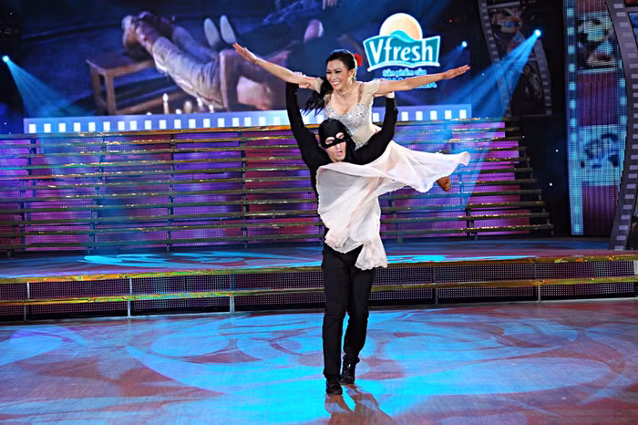 Trước đó, như ca sỹ Phương Thanh nói đã phải đi dạo bờ hồ hát cùng các bạn sinh viên để lấy thêm tin nhắn bình chọn.