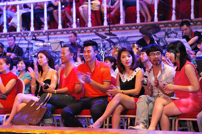 MC Tuấn Tú cổ vũ cho các bạn nhảy của mình. MC Tuấn Tú cổ vũ cho các bạn nhảy của mình.