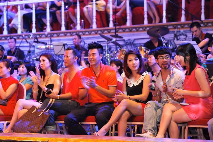 MC Tuấn Tú cổ vũ cho các bạn nhảy của mình.