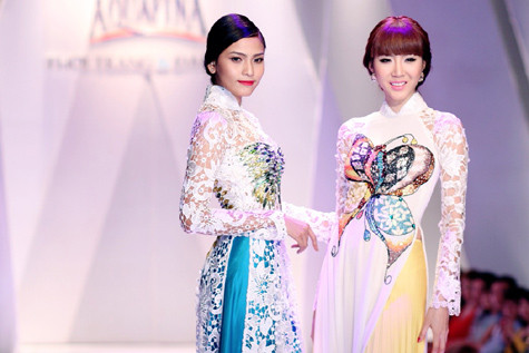 Ngọc Quyên thướt tha với trang phục áo dài. Ngọc Quyên thướt tha với trang phục áo dài.