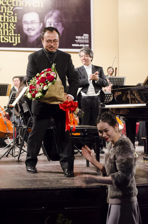 Buổi biểu diễn của Đặng Thái Sơn kín chật khán giả, thu hút khá đông các nghệ sĩ tới xem. Suốt gần 2 tiếng đồng hồ biểu diễn, khán giả như nín lặng để dược nghe từng tiếng đàn tuyệt vời của người nghệ sĩ tài ba này. Buổi biểu diễn của Đặng Thái Sơn kín chật khán giả, thu hút khá đông các nghệ sĩ tới xem. Suốt gần 2 tiếng đồng hồ biểu diễn, khán giả như nín lặng để dược nghe từng tiếng đàn tuyệt vời của người nghệ sĩ tài ba này.