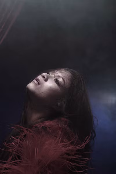 Thủy Top bật mí, cô thực hiện thu âm bài hát này với J Chris Griffin, nhà sản xuất âm nhạc của nhiều ca sĩ nổi tiếng trên thế giới như Madona, Kelly Clarkson, Kanye West, Janet Jackson...