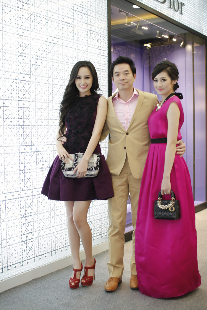 Benny Ng đứng giữa không ngại ôm eo hai người đẹp VN. Benny Ng đứng giữa không ngại ôm eo hai người đẹp VN.