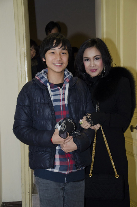 Nhiều khán giả bất ngờ trước sự xuất hiện của diva làng nhạc. Nhiều khán giả bất ngờ trước sự xuất hiện của diva làng nhạc.