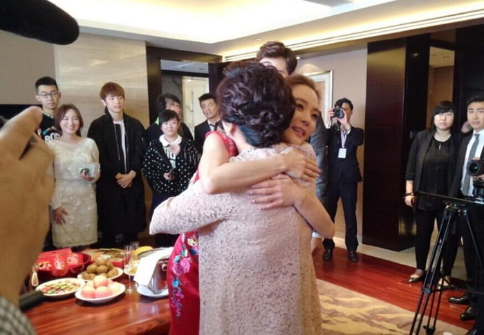 Cô dâu xúc động ôm chầm mẹ đẻ. Cô dâu xúc động ôm chầm mẹ đẻ.